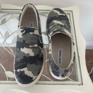Steve Madden Green and Black Camouflage Slip-Ons